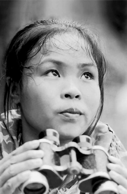 CÔ GÁI ĐỨNG GIỮA “TỌA ĐỘ CHẾT”
