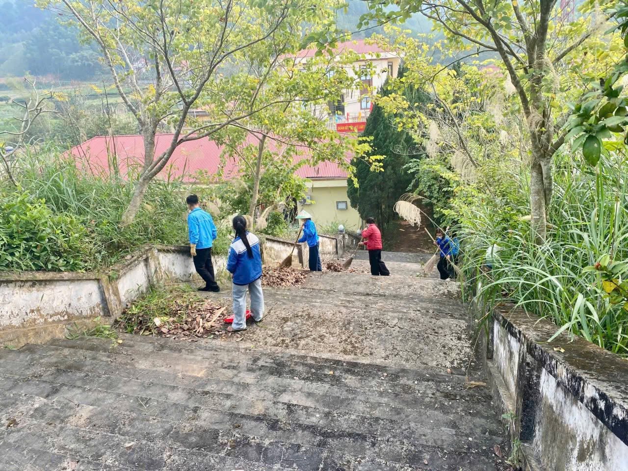CHI ĐOÀN CÁC TRƯỜNG DỌN VỆ SINH, DÂNG HƯƠNG TẠI ĐÀI TƯỞNG NIỆM XÃ TRÀNG XÁ NHÂN DỊP TẾT NGUYÊN ĐÁN