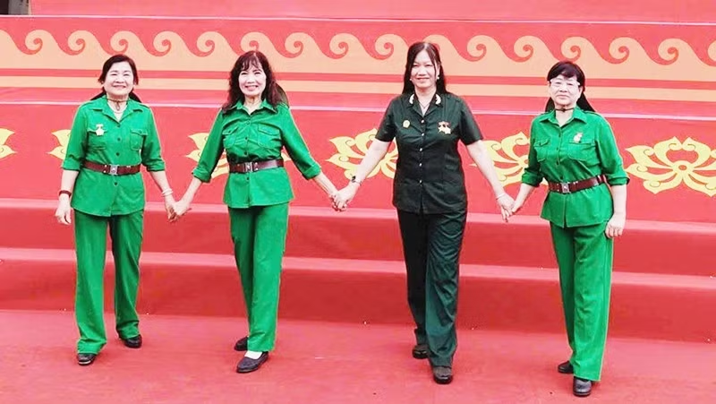 TUỔI 17 VÀ LỜI HẸN VỚI TUYẾN LỬA