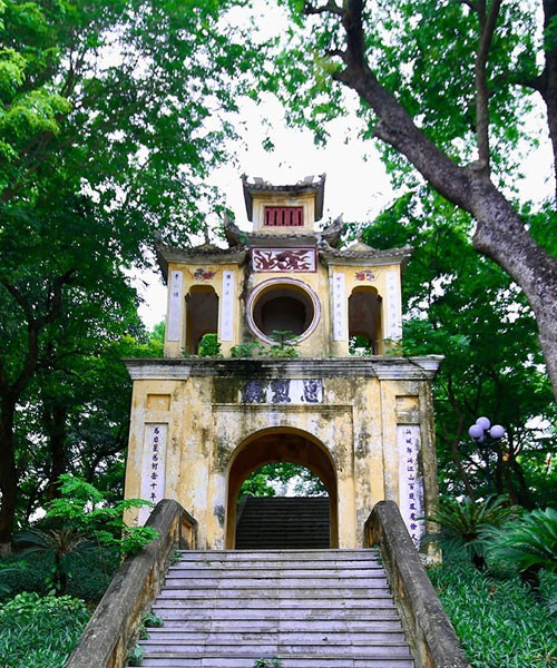 NGƯỜI ANH HÙNG ÁO VẢI VÀ MÙA XUÂN THẦN TỐC
