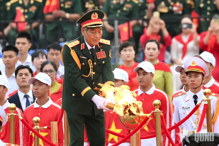 Anh hùng phi công và sứ mệnh thắp ngọn lửa truyền thống tại Lễ kỷ niệm Quốc khánh 2-9
