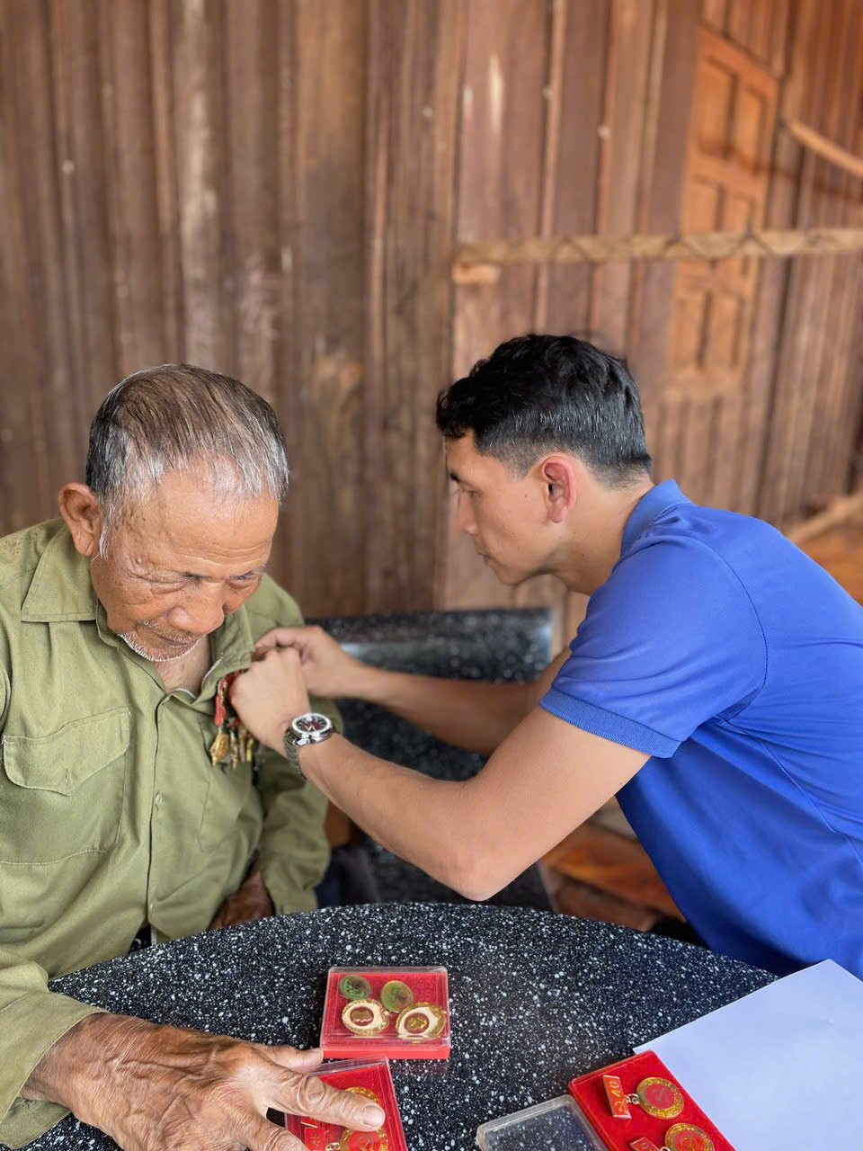 ĐẾN THĂM MỘT CỰU CHIẾN BINH – NHÂN CHỨNG SỐNG CHO “CÂU CHUYỆN MỘT THỜI HOA LỬA”