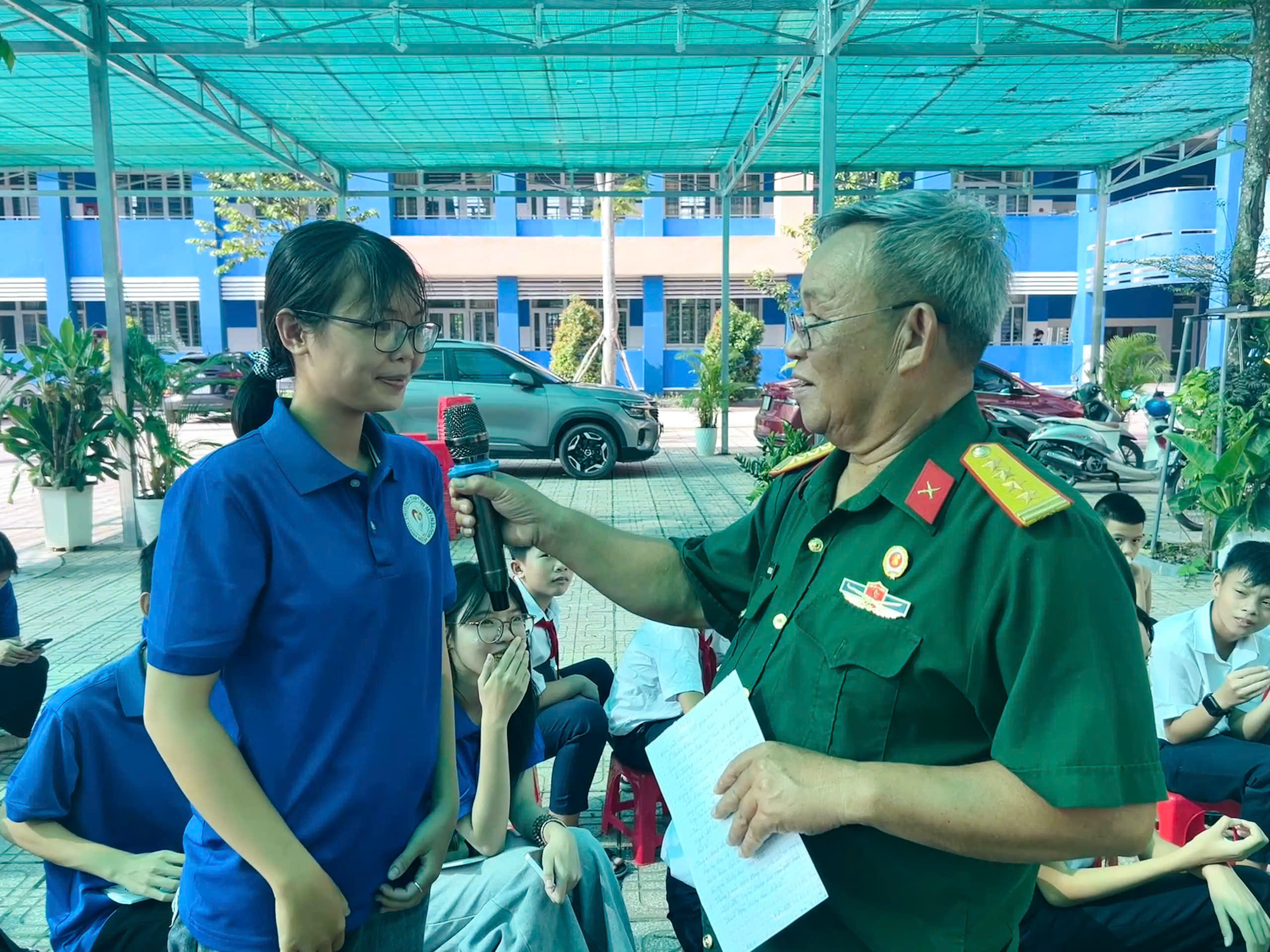 Tuyên truyền Câu chuyện thời hoa lửa tại trường THCS Hòa Phú qua lời kể của Cựu chiến Binh phường Bình Dương