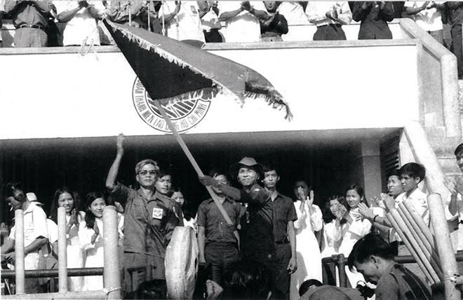 THANH NIÊN XUNG PHONG – NHỮNG ĐÓA HOA THÉP GIỮA CHIẾN TRANH