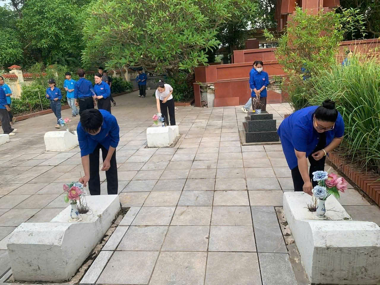Chăm sóc nghĩa trang - tri ân ký ức
