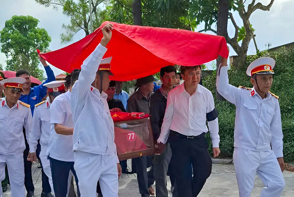 Người lính trẻ trở về sau năm 49