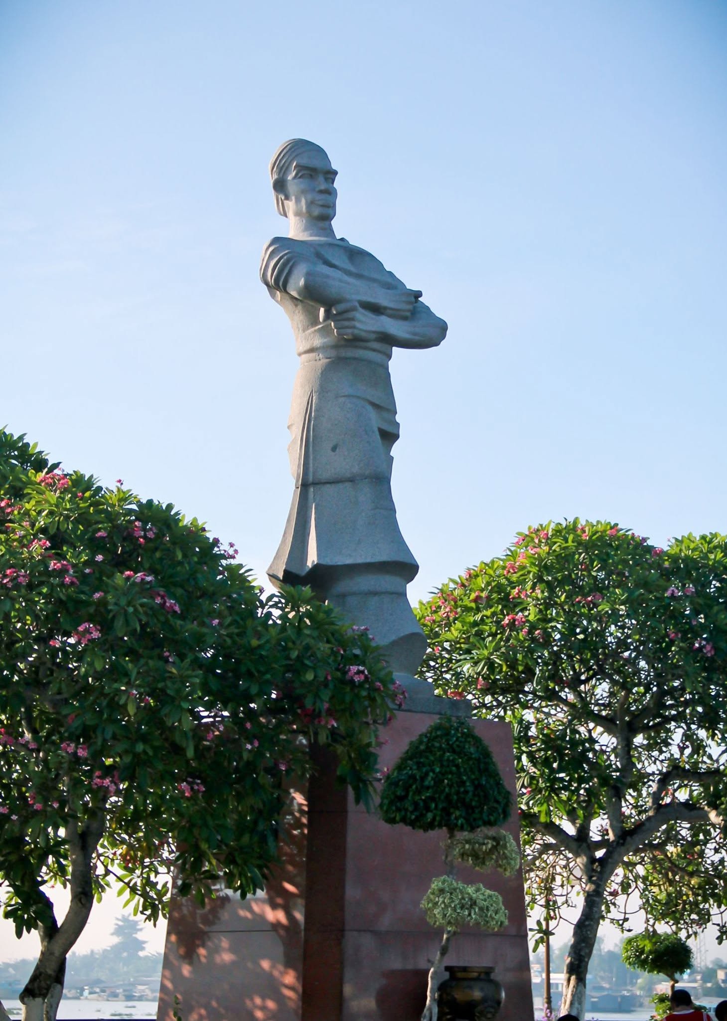 TƯỢNG ĐÀI THỦ KHOA NGUYỄN HỮU HUÂN: