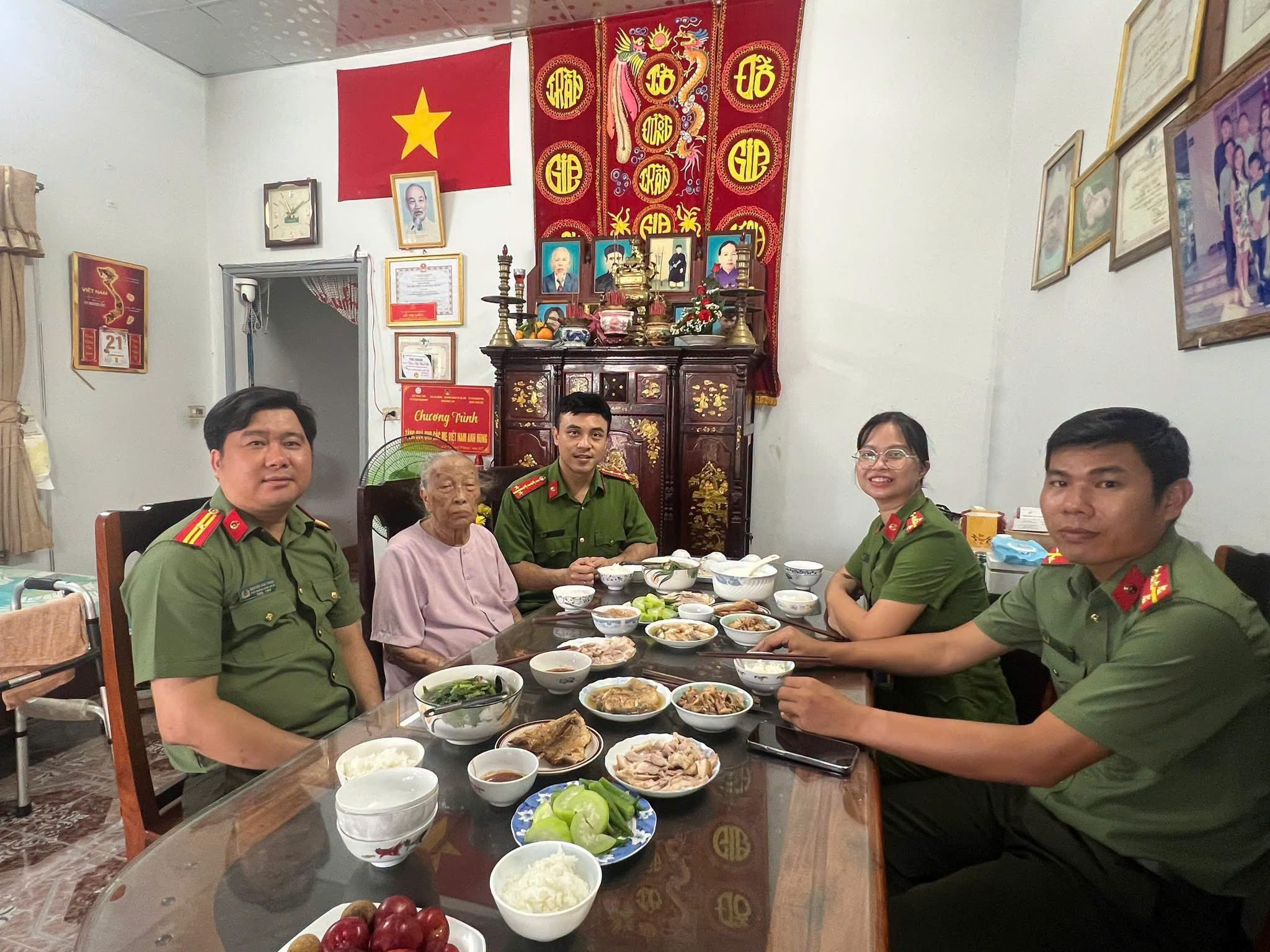BỮA CƠM NGHĨA TÌNH BÊN MẸ VIỆT NAM ANH HÙNG ĐỖ THỊ MIÊN