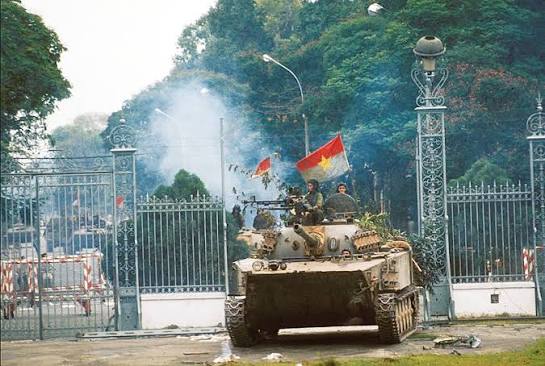 TRƯA 30/4/1975 – LÁ CỜ TRÊN DINH ĐỘC LẬP