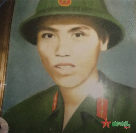 NGƯỜI LÍNH TRẺ VÀ NỤ CƯỜI TRƯỚC CỬA NGÕ SÀI GÒN