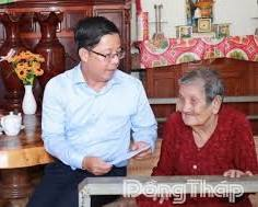 TƯỢNG ĐÀI BẤT TỬ BÊN DÒNG SÔNG SEN HỒNG