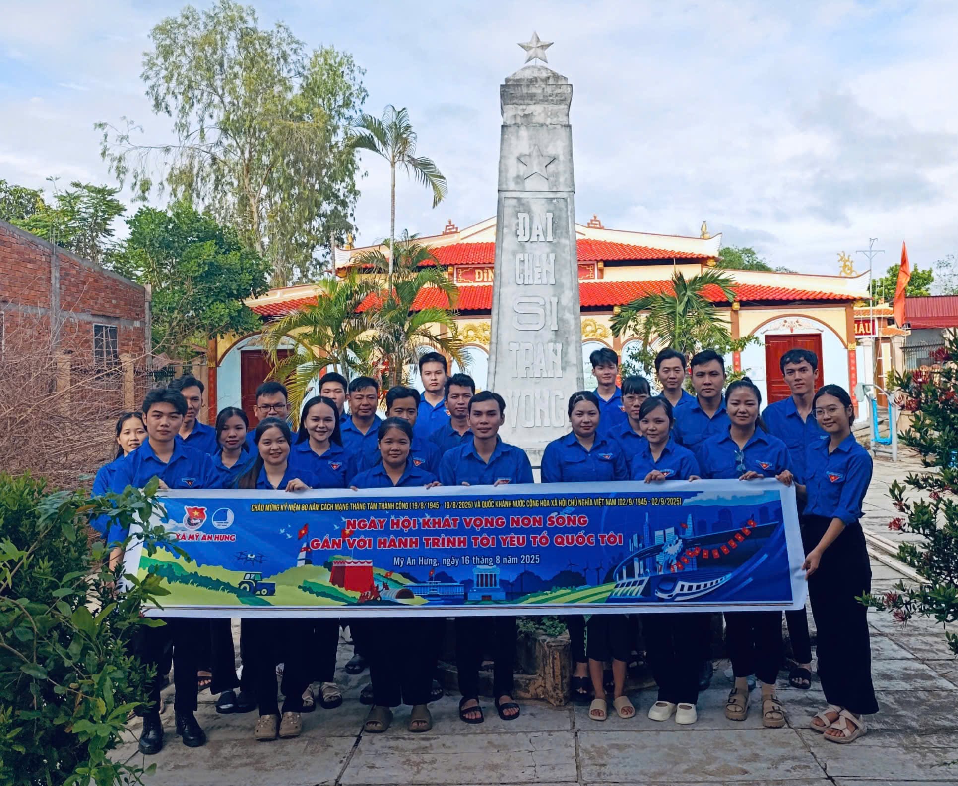 Cụm di tích cấp tỉnh Đình Cai Châu - Đài chiến sĩ trận vong và dọn dẹp Nhà Bia ghi tên các Anh hùng Liệt sĩ.