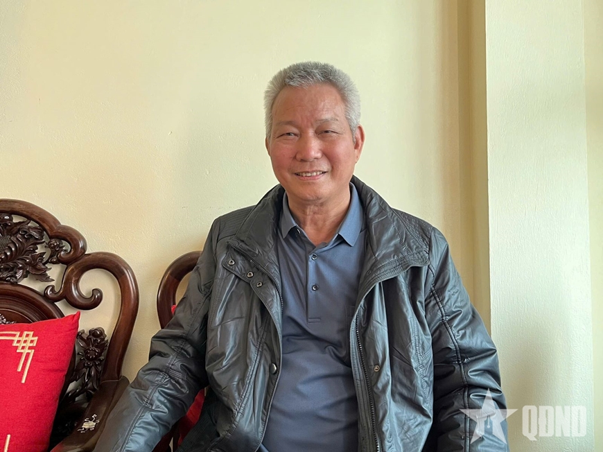 Hai mươi ngày dây buộc giày chưa cởi