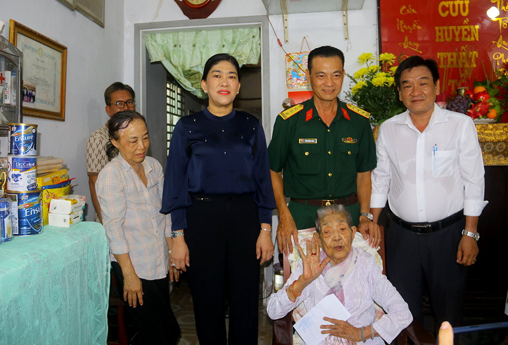 Mẹ Nguyễn Thị Thứ – Người mẹ dành trọn những người thân yêu nhất cho Tổ quốc