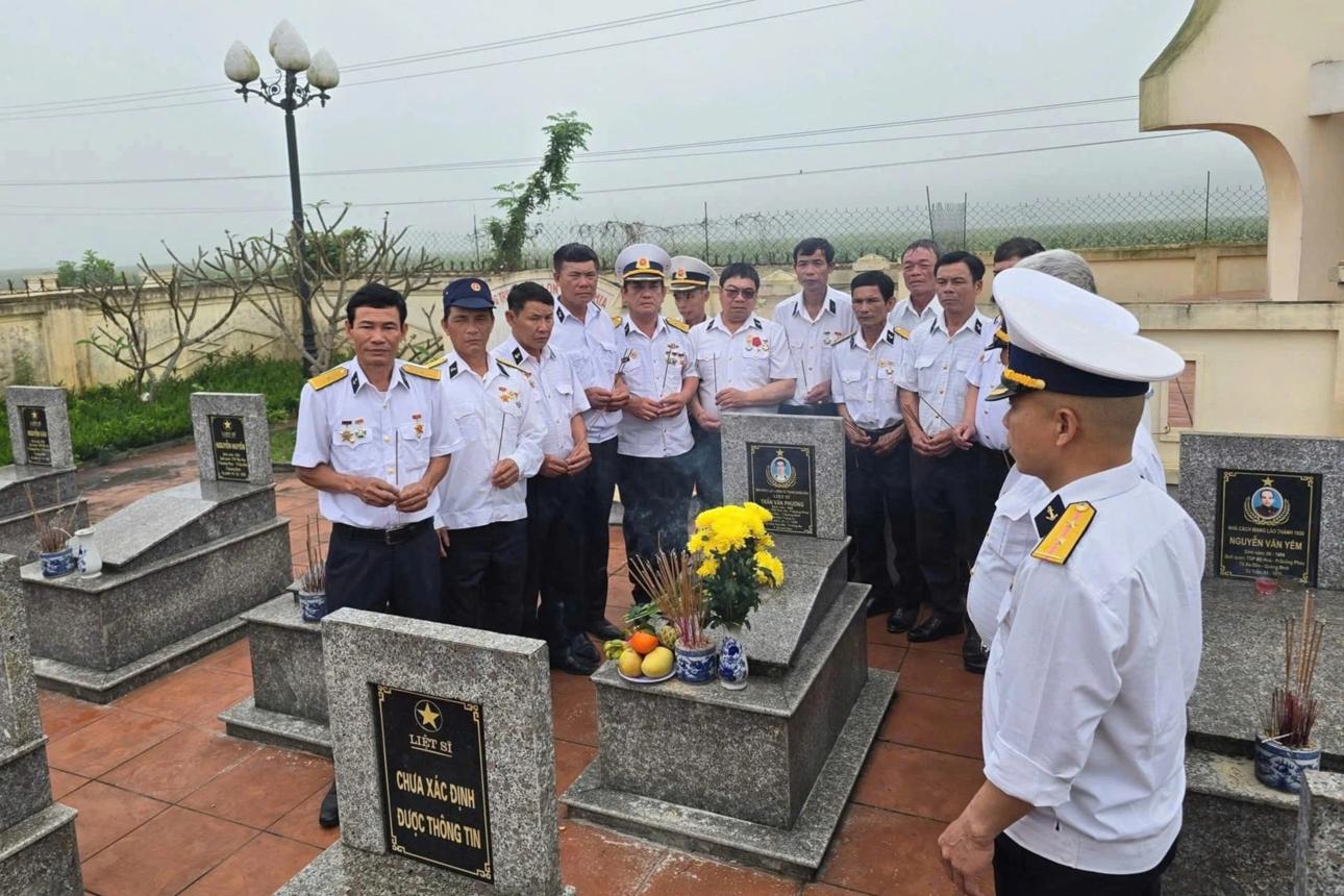 TRẦN VĂN PHƯƠNG – NGƯỜI GIỮ LÁ CỜ GIỮA BIỂN