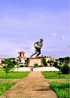 MỘT QUẢ BOM VÀ TRĂM NĂM BẤT TỬ: KHÚC TRÁNG CA CỦA NGƯỜI ANH HÙNG ĐẤT VÕ