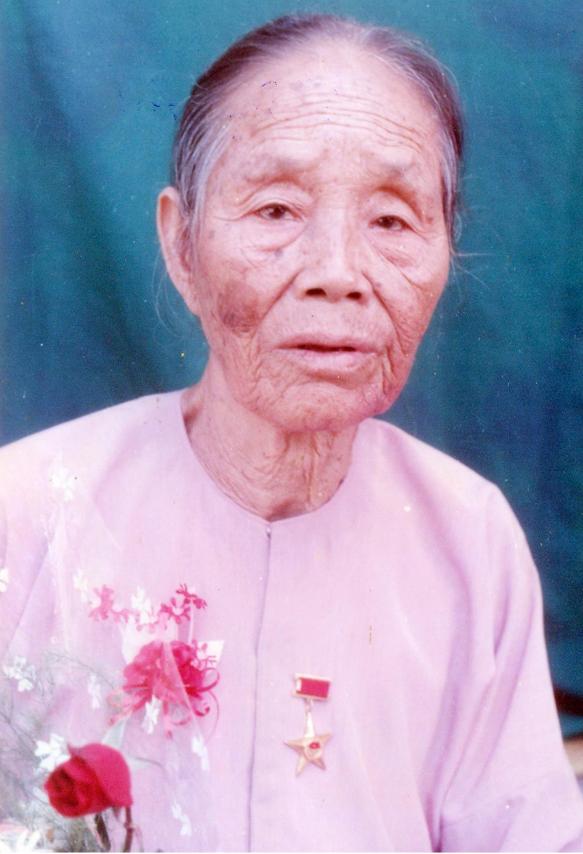 MẸ VIỆT NAM ANH HÙNG HUỲNH THỊ KHUYÊN VỚI BỐN LẦN TIỄN CON