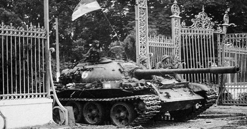 Cổng Dinh Độc Lập trong ngày 30-4-1975 và  Xe tăng T-59b biển số 390