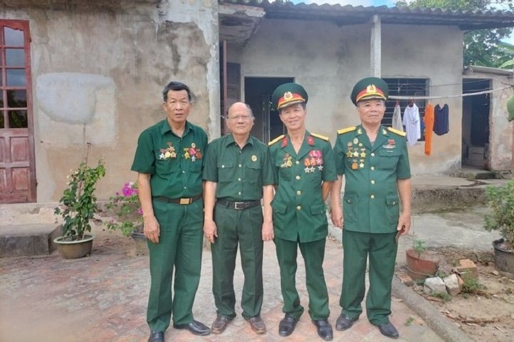 Hầm ngập nước, cơm có cả mảnh đạn
