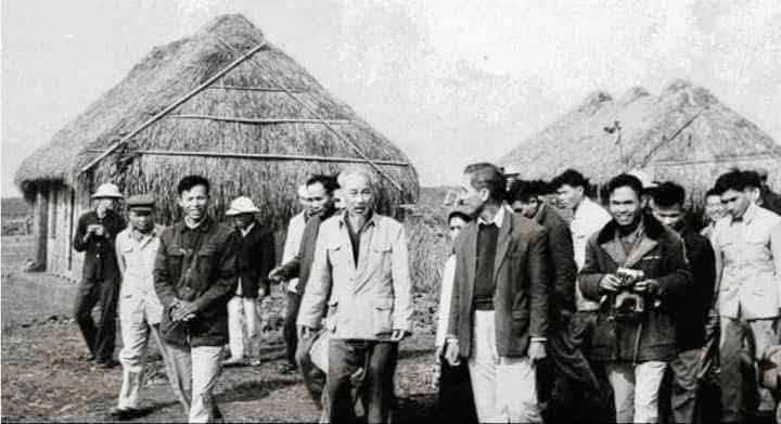 Chủ tịch Hồ Chí Minh thăm lại đình Tân Trào, ngày 20-3-1961.