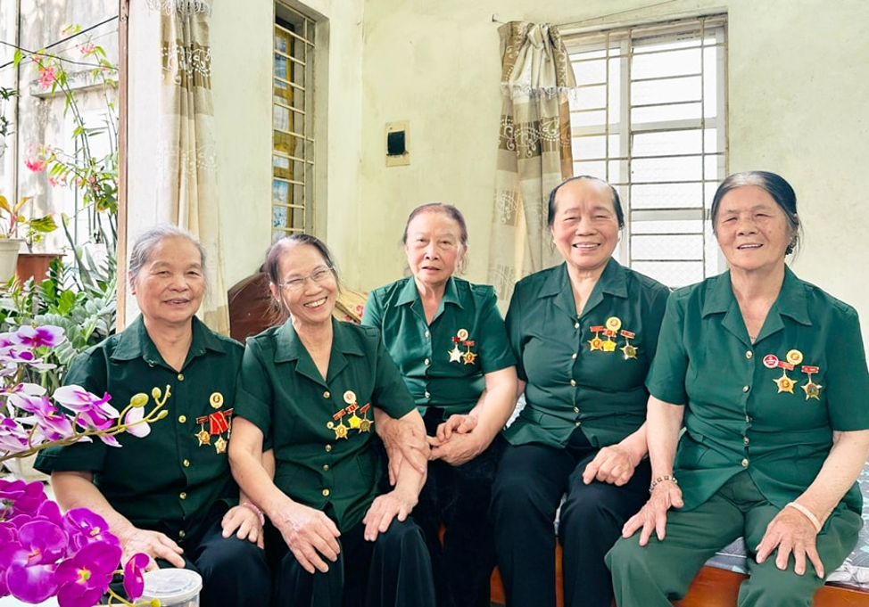 NHỮNG “ ĐOÁ HỒNG THÉP” TRÊN TỌA ĐỘ LỬA CẦU GIẼ