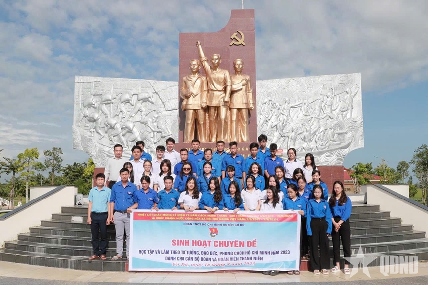 Trên quê hương Cờ Đỏ