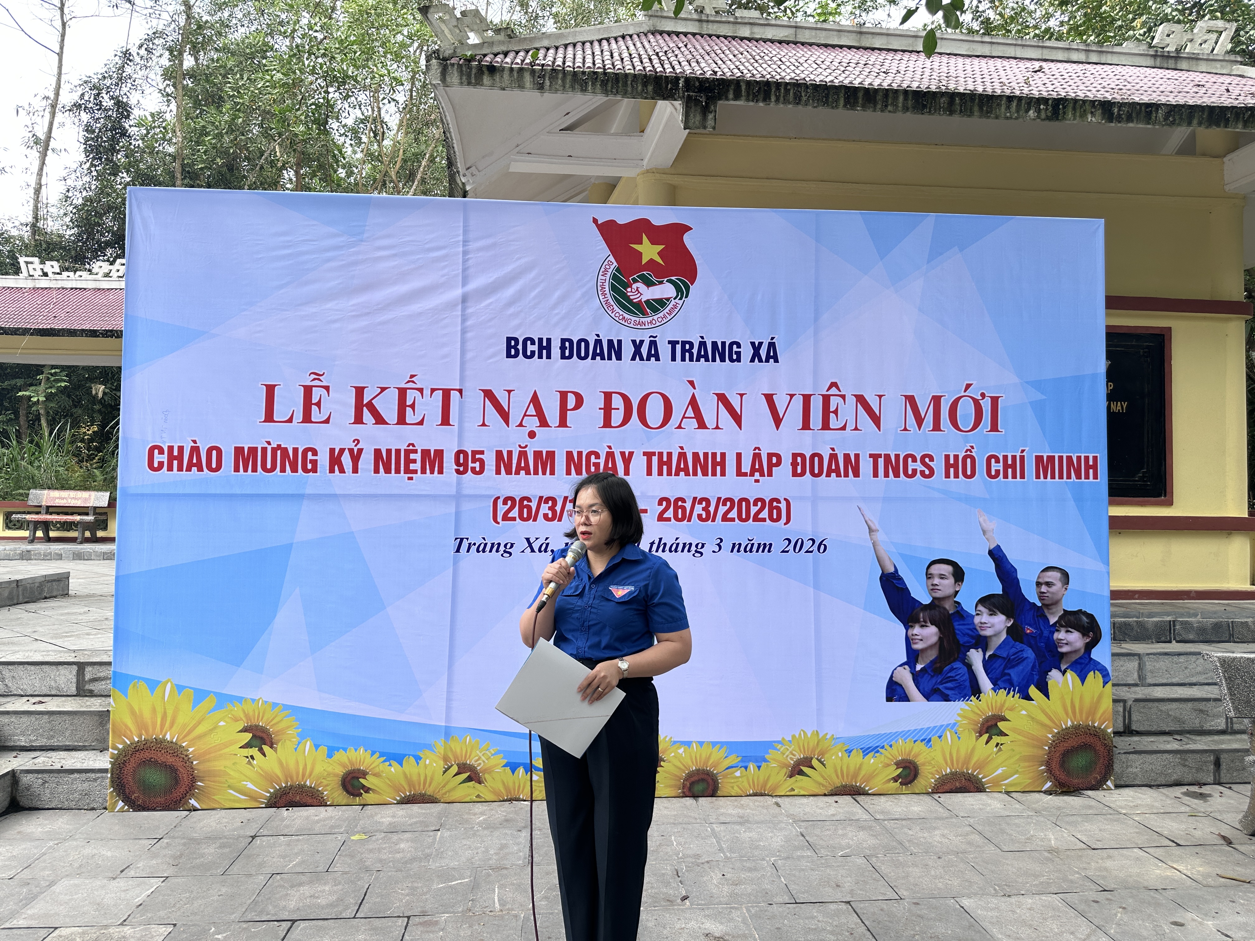 Cho HS kết nạp đoàn vệ sinh, tìm hiểu lịch sử Rừng Khuôn Mánh