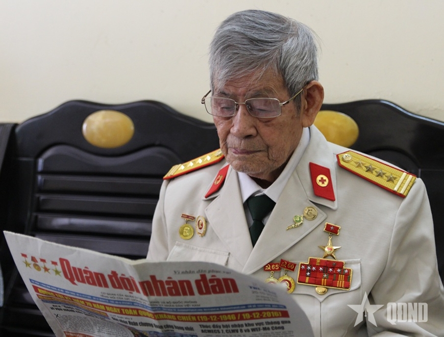 Người thầy thuốc giữa “túi bom” Trường Sơn