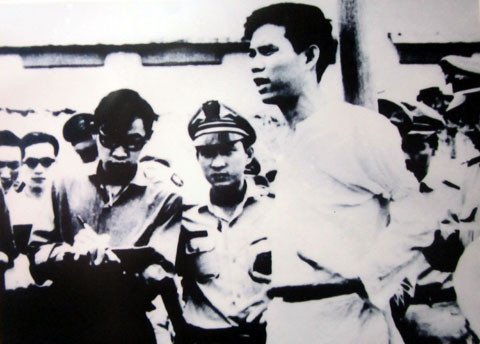 Đặt mìn ở cầu Công Lý