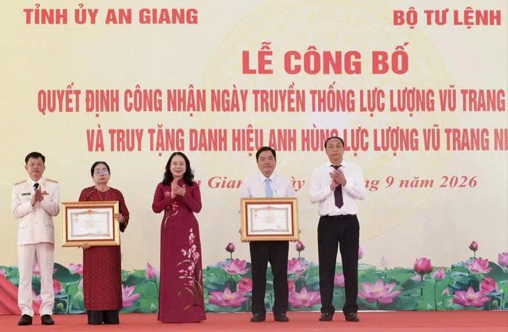 NGƯỜI CHIẾN SĨ KIÊN CƯỜNG TRÊN CHIẾN TRƯỜNG GIỒNG RIỀNG