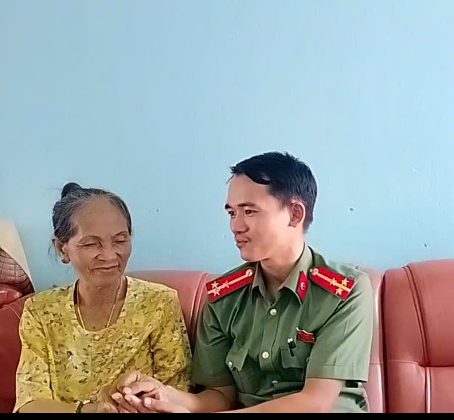 NHỮNG TỜ TRUYỀN ĐƠN VÀ NGƯỜI CON GÁI KHÔNG KHUẤT PHỤC