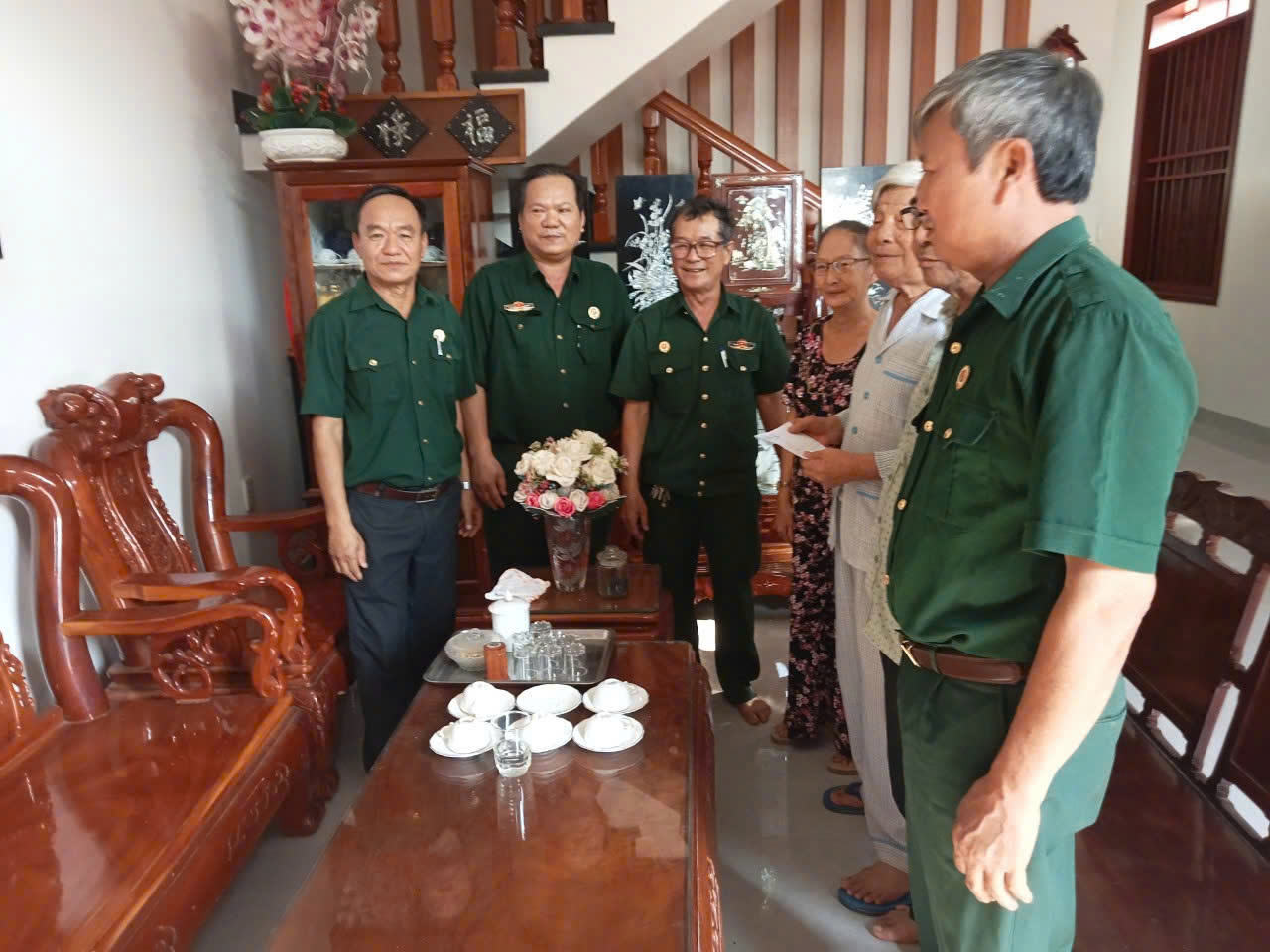 Chiếc võng dù cột giữa hai gốc thốt nốt