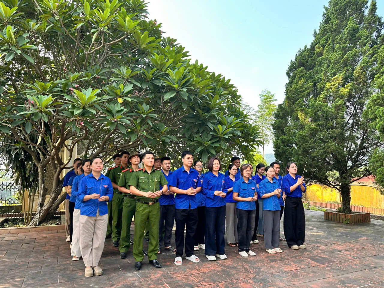 TUỔI TRẺ THCS TRÀNG XÁ – CHUNG TAY CHĂM SÓC NGHĨA TRANG LIỆT SĨ, TRI ÂN CÁC ANH HÙNG ĐÃ HY SINH VÌ TỔ QUỐC