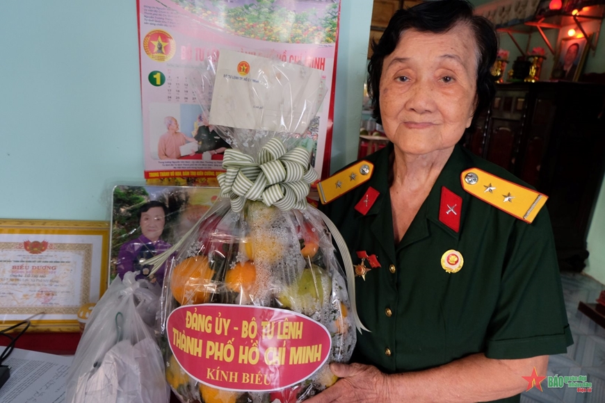 Khoảnh khắc nhân văn của nữ dũng sĩ