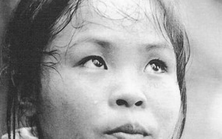 CÔ GÁI ĐỨNG GIỮA “TỌA ĐỘ CHẾT”