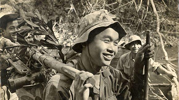 GƯỜI LÍNH TRƯỜNG SƠN VÀ NHỮNG CON ĐƯỜNG ĐI QUA BOM ĐẠN