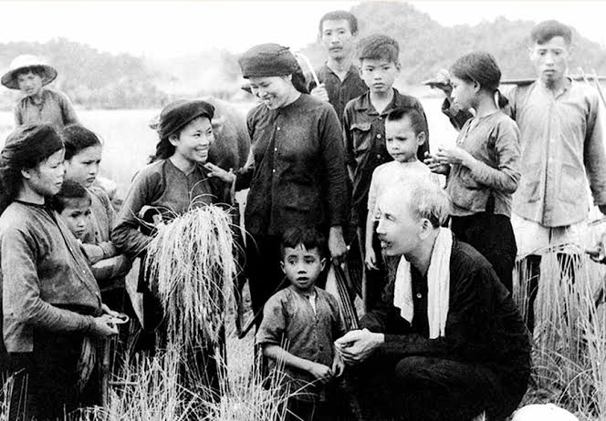BÁC HỒ VÀ NHỮNG BÔNG HOA NHỎ