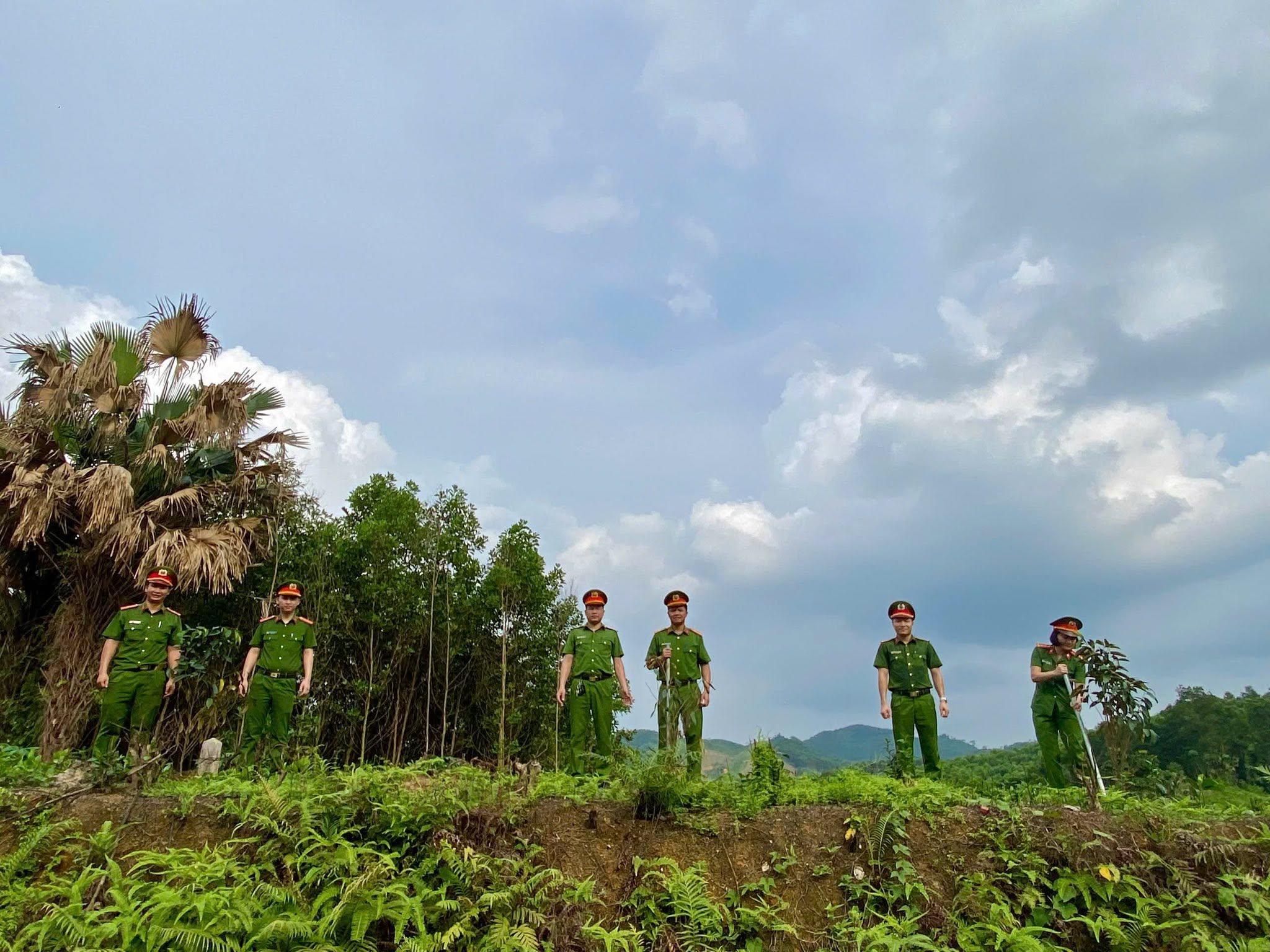 Nhân dịp kỷ niệm ngày sinh Chủ tịch Hồ Chí Minh, Chi đoàn Công an xã Tràng Xá đã tổ chức hoạt động trồng cây xanh tại Khu di tích Là Ghè – nơi Chủ tịch Hồ Chí Minh cùng Bộ Chính trị đã ở và lãnh đạo cuộc kháng chiến chống thực dân xâm lược năm 1947.