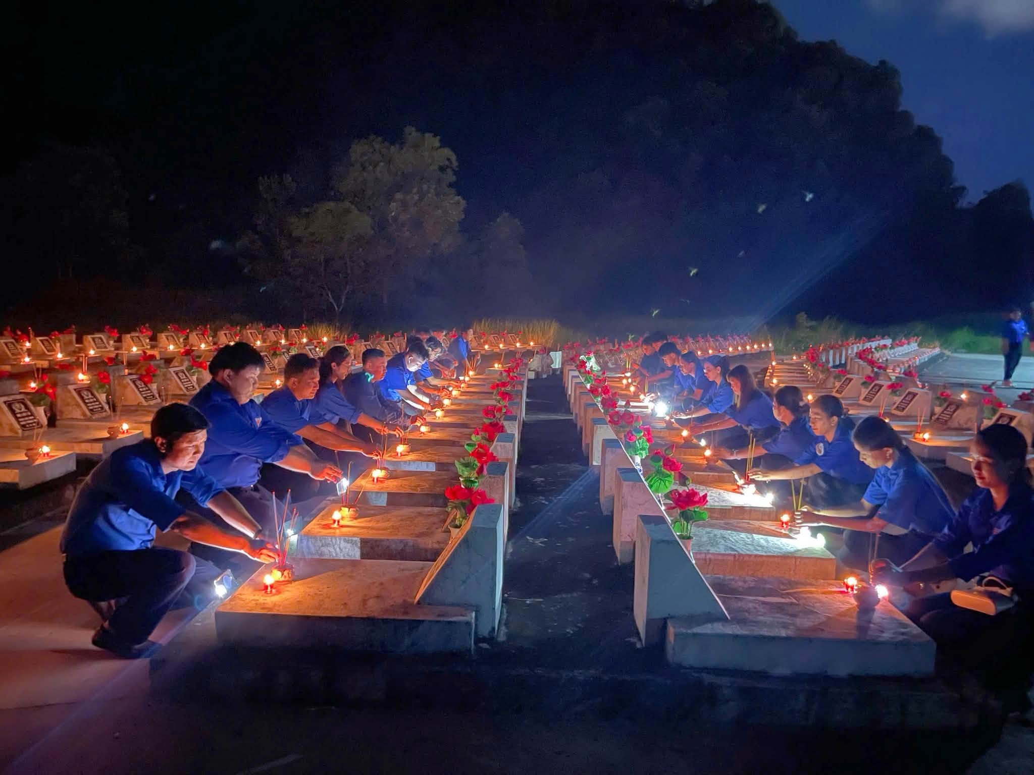 ĐOÀN XÃ TIÊN HẢI THAM GIA LỄ THẮP NẾN TRI ÂN CÙNG ĐOÀN PHƯỜNG HÀ TIÊN NHÂN KỶ NIỆM 79 NĂM NGÀY THƯƠNG BINH - LIỆT SĨ