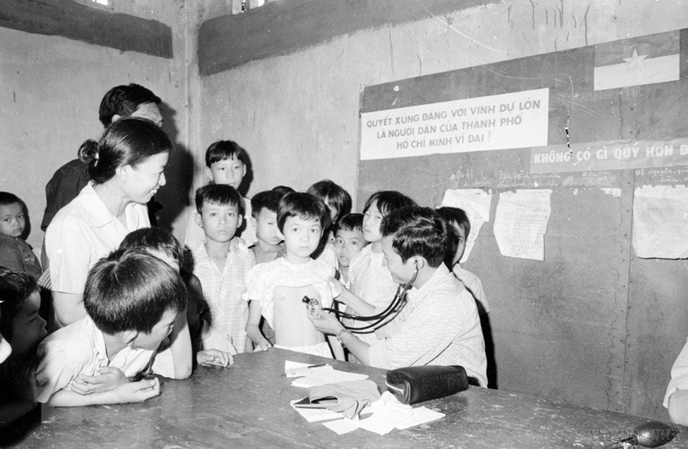 THIẾU TƯỚNG, BÁC SĨ VŨ VĂN CẨN - HẾT LÒNG XÂY DỰNG NGÀNH Y