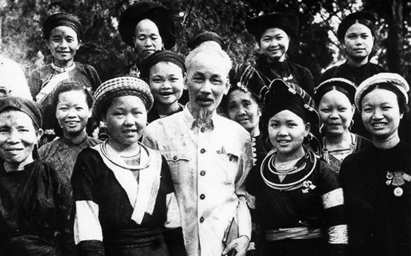 Bác Hồ đến với các cháu mồ côi ở Trại Kim Đồng