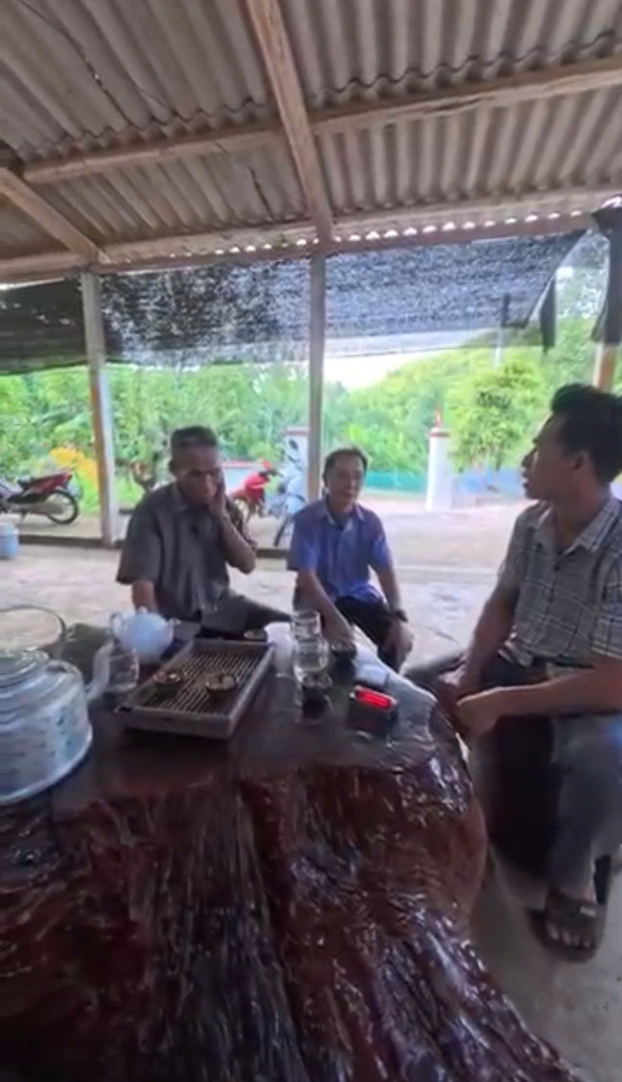 Ngọn lửa bên bếp nhà sàn