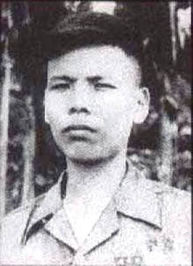 NGƯỜI CẮM CỜ TRÊN CỨ ĐIỂM HIM LAM