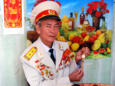 Anh hùng phá bom