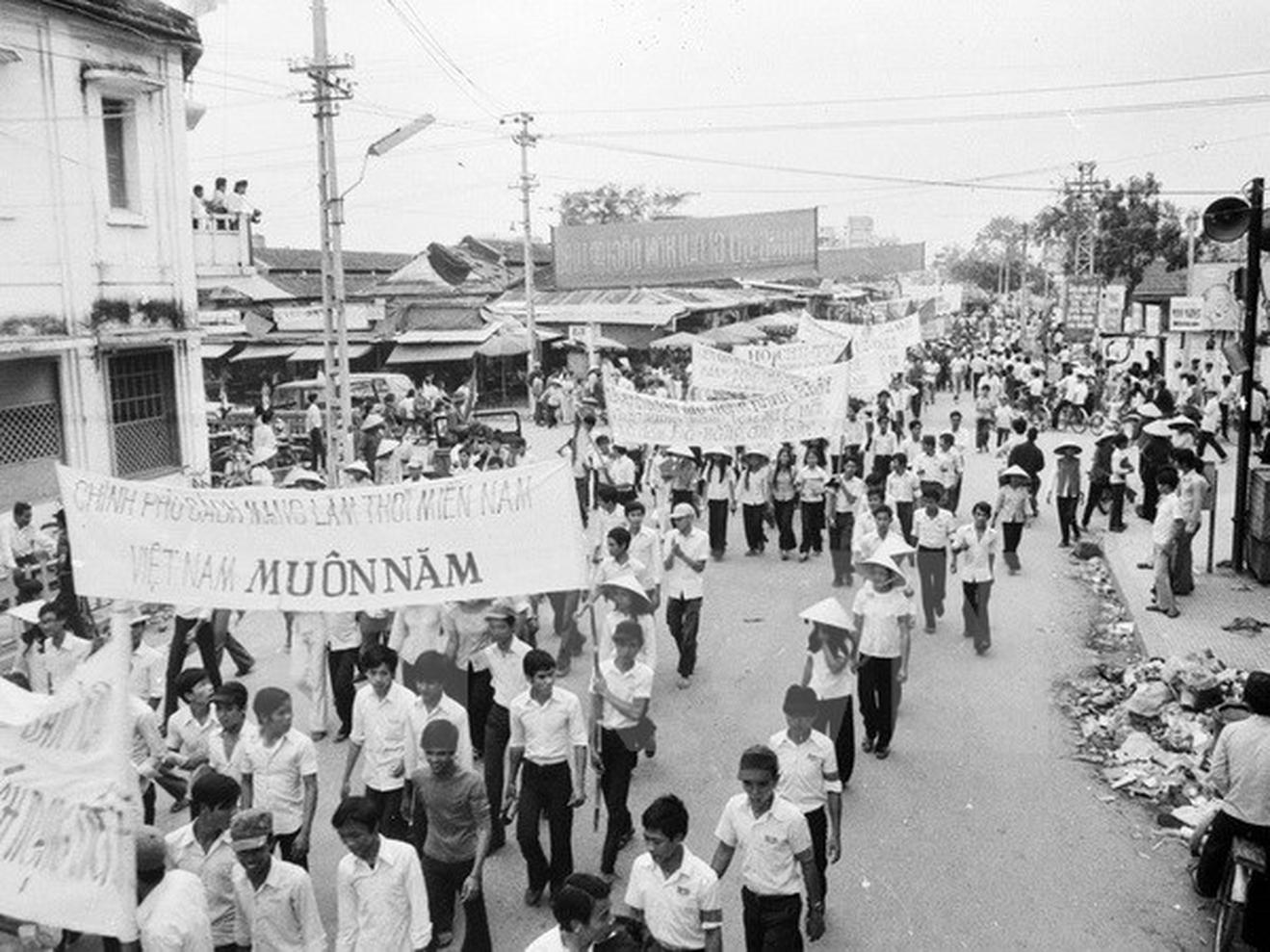 Thành phố Đà Nẵng tự do nhộn nhịp sau ngày giải phóng.