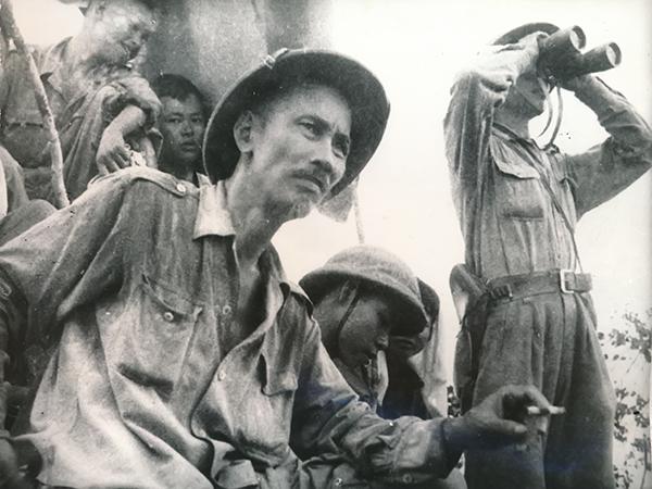 NGỌN LỬA GIỮA RỪNG XANH