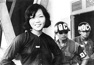 NỤ CƯỜI CHIẾN THẮNG TRƯỚC TÒA ÁN QUÂN THÙ