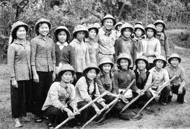 NHỮNG CÔ GÁI MỞ ĐƯỜNG GIỮA TRƯỜNG SƠN