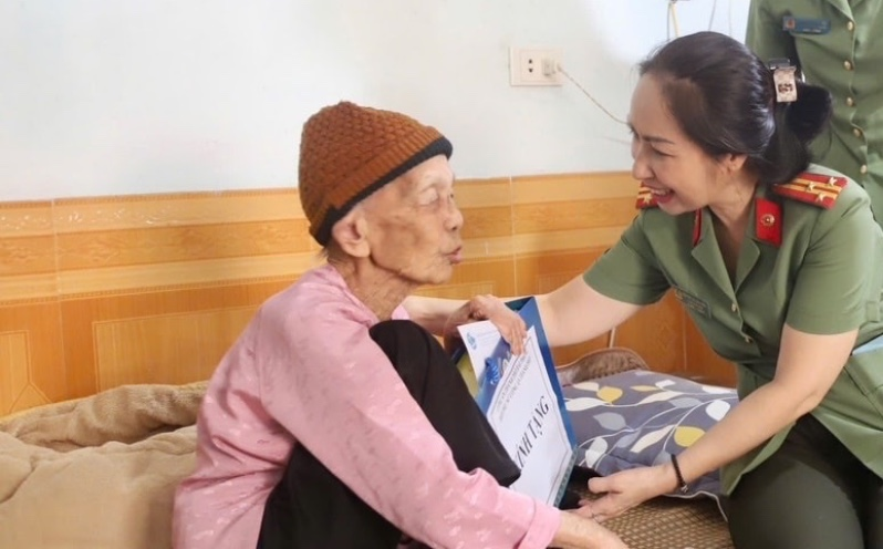 MẸ VIỆT NAM ANH HÙNG ĐẤT CẢNG