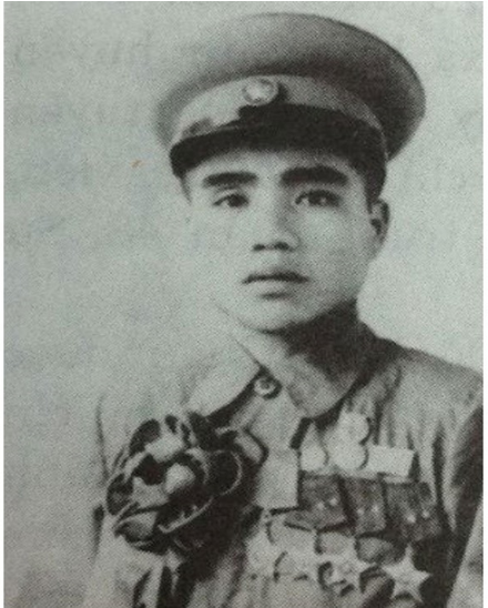 NGƯỜI LÍNH QUÂN BÁO ĐI VÀO LÒNG ĐỊCH